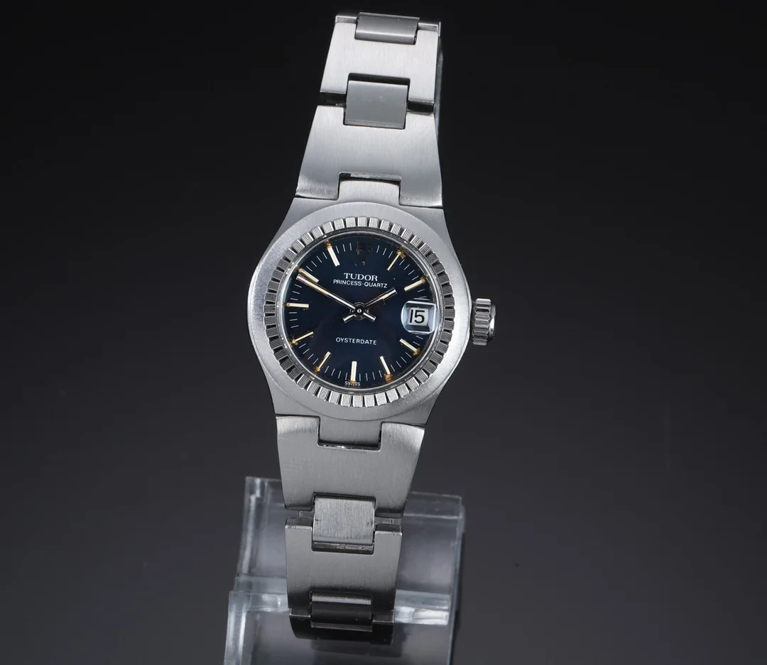 Tudor 'Princess-Quartz Oysterdate'. Dameur i stål med blå skive med dato, ca. 1980 — Watches and clocks/Ladies watches — Lauritz