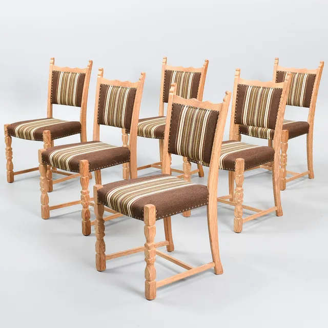 DANSK DESIGN. Sæt af seks stole i massiv eg. Danmark, 1970'erne.