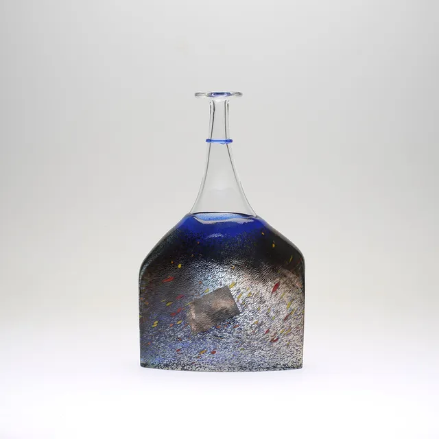 BERTIL  VALLIEN. vas/flaska, glas, "Satellite", Artist Coll, Kosta Boda, signerad.