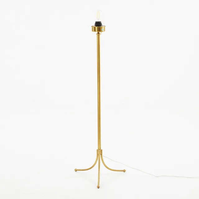 JOSEF FRANK. Golvlampa, modell G-2326, mässing, märkt Firma Svensk Tenn, på tredelad fot, ställbar höjd.