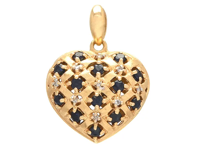HÄNGE, hjärta, 18K guld, 13 blå safirer, 9 åttkantslipade diamanter ca 0,03 ctv, stl 21 x 16 mm, vikt 2,9 g.