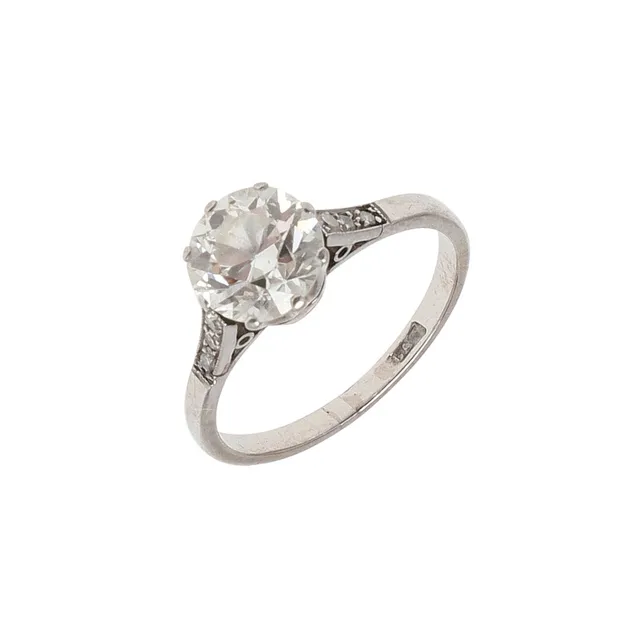 AN EDWARDIAN DIAMOND SOLITAIRE RING.