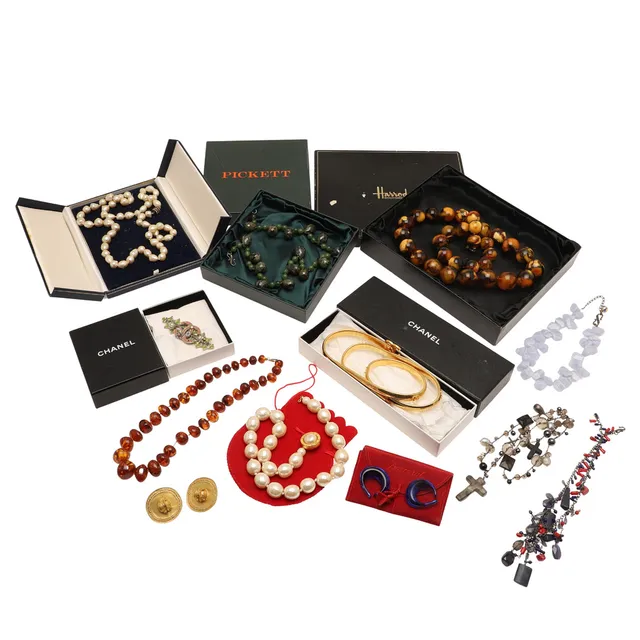 ASSORTED COSTUME JEWELLERY.