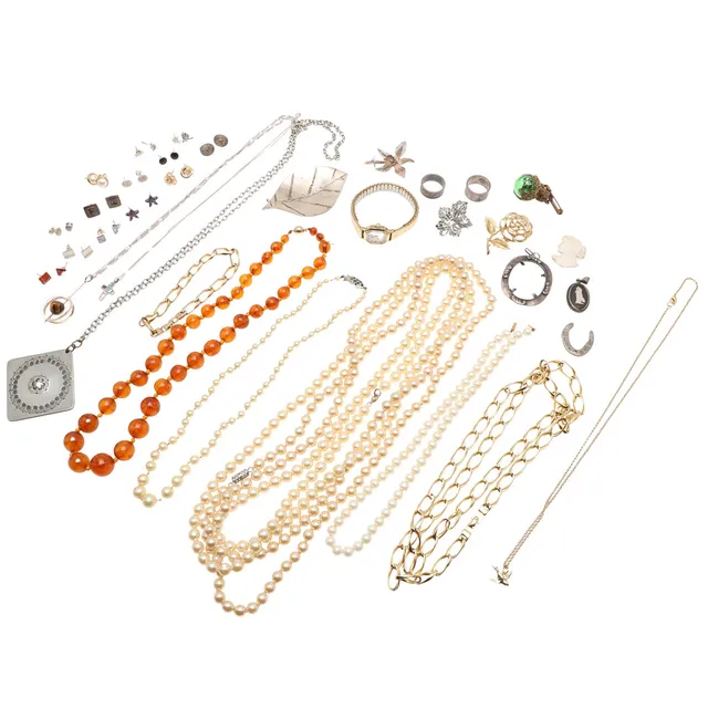 A QUANTITY OF COSTUME JEWELLERY AND SILVER ITEMS ETC.