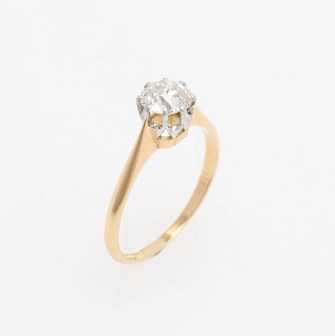 SOLITÄRRING MED DIAMANT. — Rings — Crafoord Auktioner Lund
