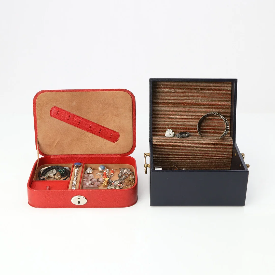 ETUIER MED SMYCKEN OCH BIJOUTERIER, TVÅ ST. Silver och metall mm. — Jewellery — Skånes Auktionsverk