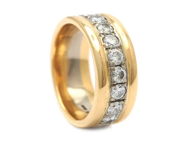 ALLIANSRING, 18K guld/vitguld, 11 briljantslipade diamanter ca 1,50 ctv, ca TW-W/VS, Björn Nilsson, Kristianstad 2001, stl ca 18,5 mm, vikt 16,7 g, 2 diamanter med skador på undersidan.