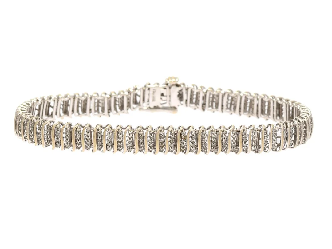ARMBAND, 18K vitguld, åttkantslipade diamanter ca 1,50 ctv, ca W-Cr/SI, längd 18 cm, vikt 13,9 g, några diamanter med nagg. — Smycken/Armband — Kaplans