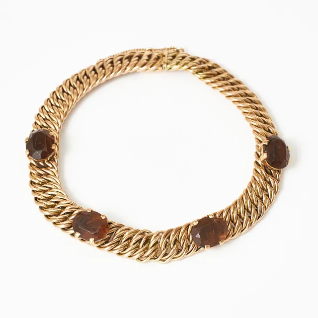 ARMBAND, 14 k guld, variant av manglad pansarlänk, dekor med 4 bruna ovala fasettslipade glasstenar.