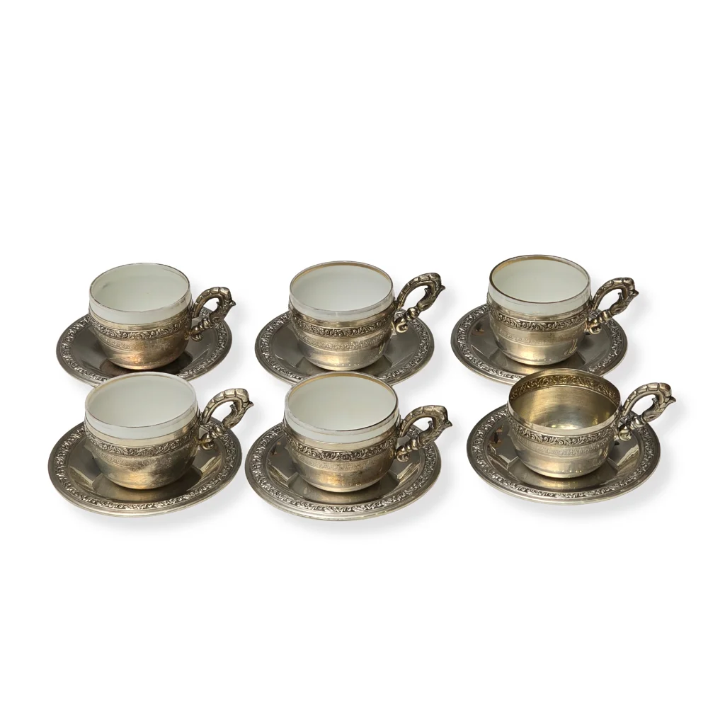6 TAZAS Y BAJOPLATOS CON RELIEVE VEGETAL EN PLATA PUNZONADA. — Silver — Barcelona Auctions