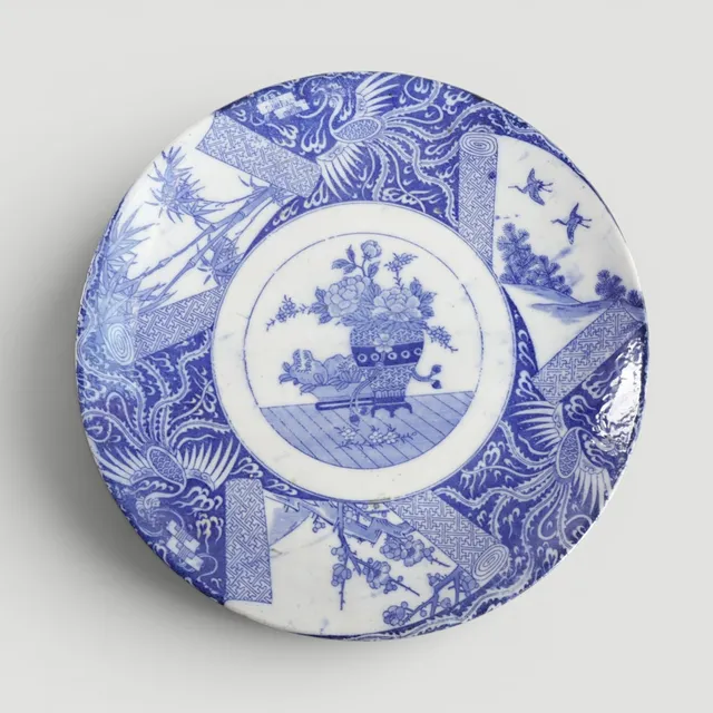 Kinesisk porcelænsfad med blå glasur, detaljer og mønstre, central blomsterdekoration. 20 århundrede.