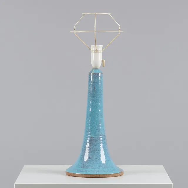HELLE ALLPASS (1932-2000). Trompetformet bordlampe af glaseret stentøj, unik, eget værksted, lyseblå glasur, Danmark, 1900 tallets anden halvdel.