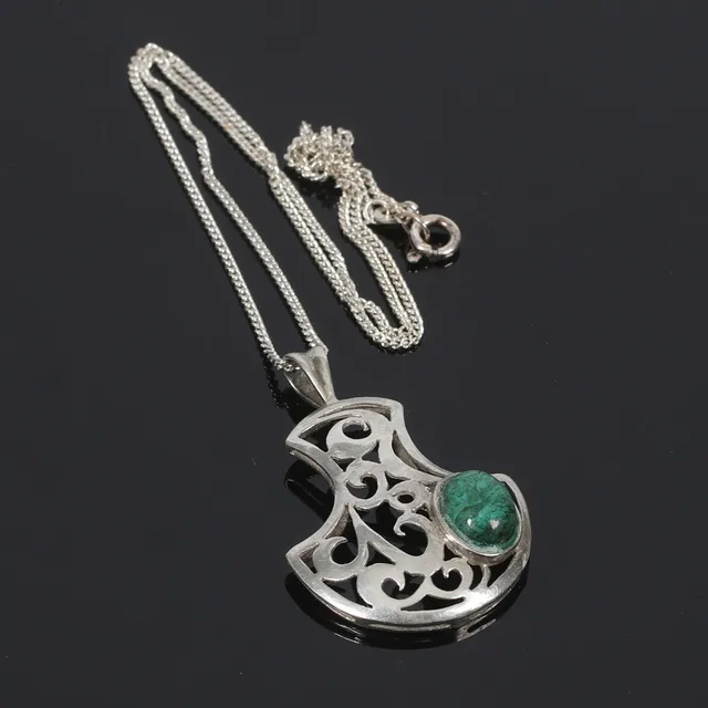 (22N19) HÄNGE med KEDJA, Sterling silver med malakit, 1900-tal.