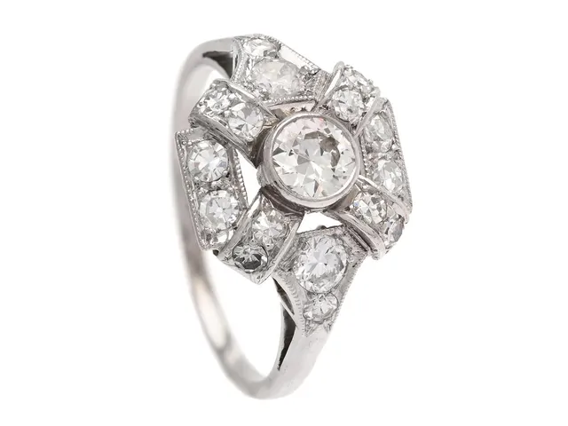 RING, platina, gammal- och åttkantslipade diamanter ca 0,73 ctv, Art Deco, Frankrike 1930-tal, stl 17,25 mm, vikt 4,3 g, enstaka diamanter har nagg.