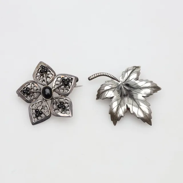 BROSCHER, 2 stycken, silver, bruttovikt ca 17 gram.