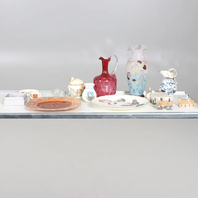 A CLARICE CLIFF POTTERY HONEY POT AND OTHER CERAMICS AND GLASS.