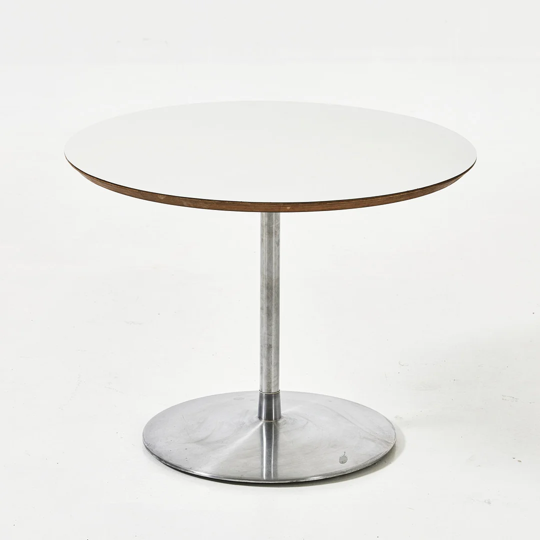 PIERRE PAULIN. Soffbord, på central pelarfot i metall, brickmärkt, Artifort. — Tables — Stockholms Auktionsverk Magasin 5