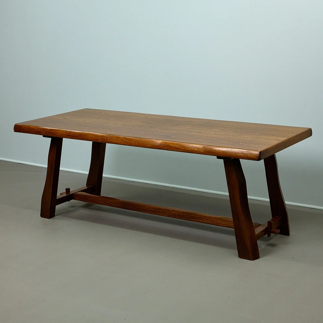 OLAVI HÄNNINEN. Esstisch / Tisch, Ulme, 1970er Jahre, Finnland. — Dining tables — Rheinveld Auktionen