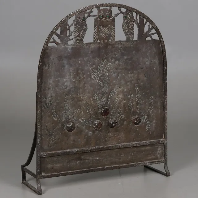 ELDSKÄRM, tidigt 1900-tal, Jugend, Koppar & Järn, graverad dekor i form av ugglor och flammor.