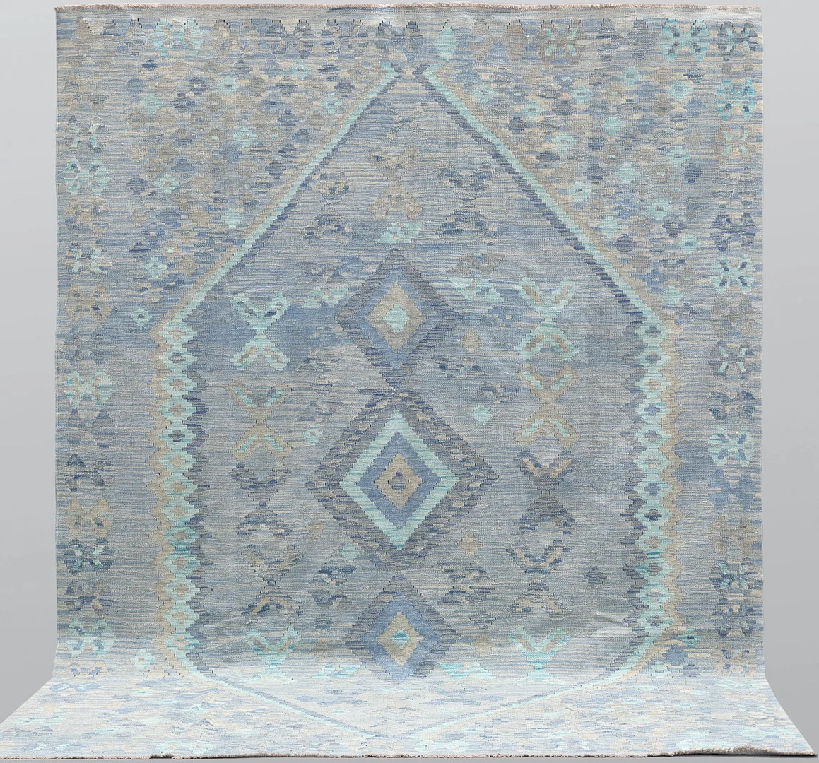 ORIENTMATTA. Kelim klassisk design, 291 x 208 cm. — Oriental Carpets & Textiles — Gomér & Andersson Jönköping