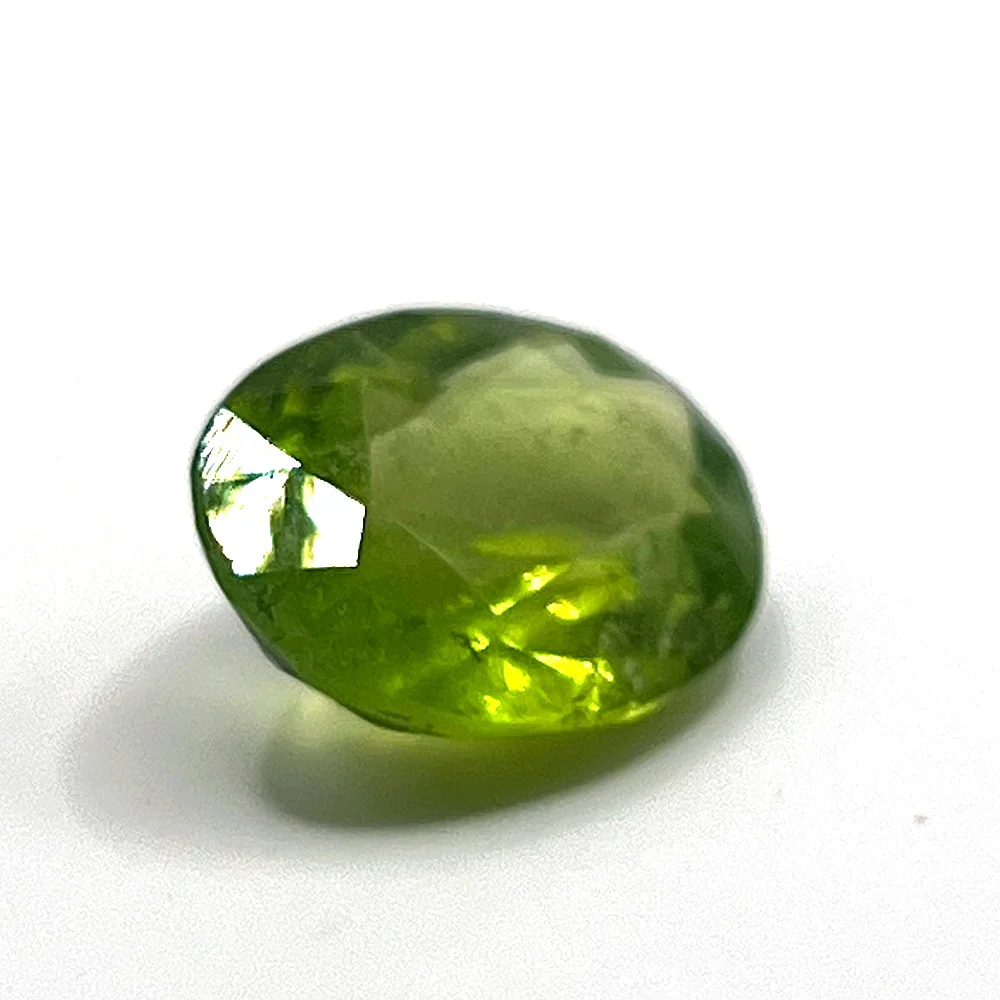 - Loser Peridot – 8,98 ct, leuchtend gelb-grün. — Gemstones — Auktionshaus Blank