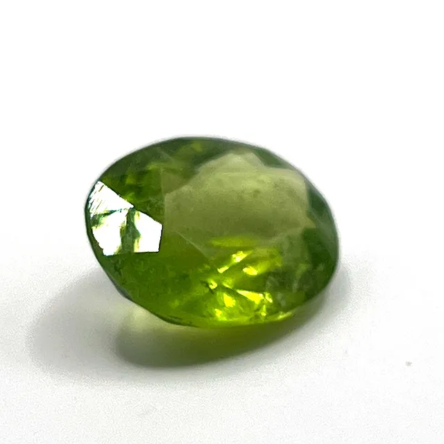 - Loser Peridot – 8,98 ct, leuchtend gelb-grün.