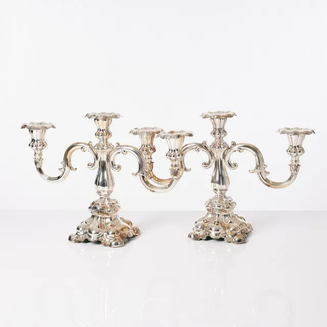 KANDELABRAR. Ett par, nysilver, rokokostil, trearmad, löstagbara ljusmanschetter, 1900-tal, fylld fot.