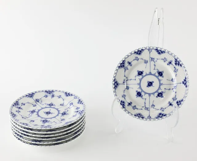 ASSIETTER, 7 st, porslin, helblond, "Musselmalet", Royal Copenhagen, Danmark.