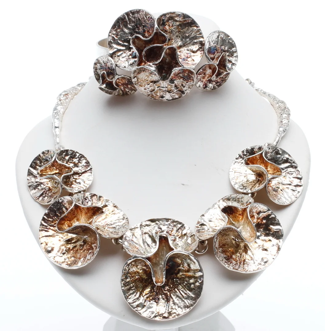 HALSSMYCKE och ARMBAND, silver, Theresia Hvorslev, Lidköping 1973-1975. — Jewellery — Gomér & Andersson Linköping