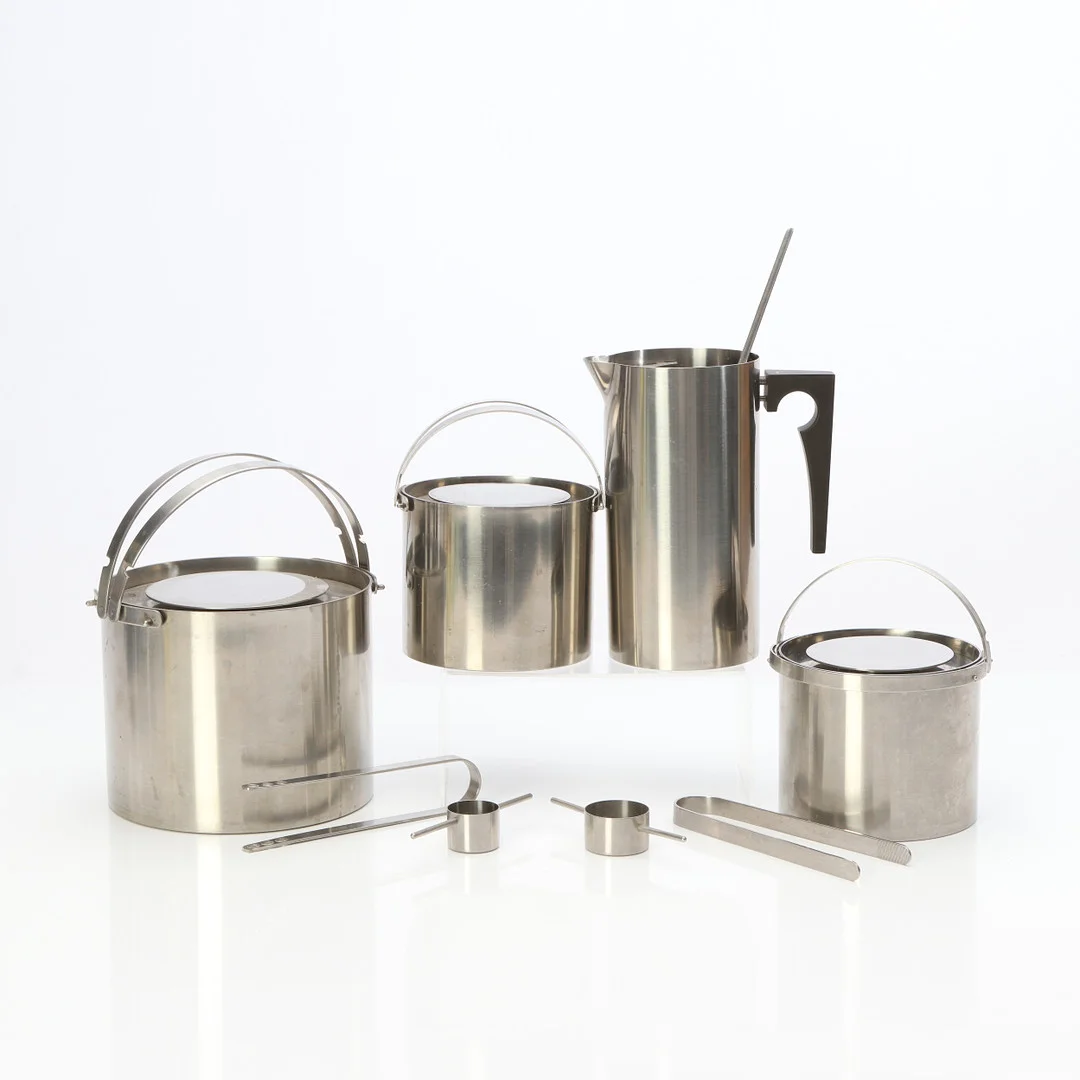 ARNE JACOBSEN. DRINKSET, NIO DELAR. Rostfritt stål. Stelton, "Cylinda". — Other metals — Skånes Auktionsverk