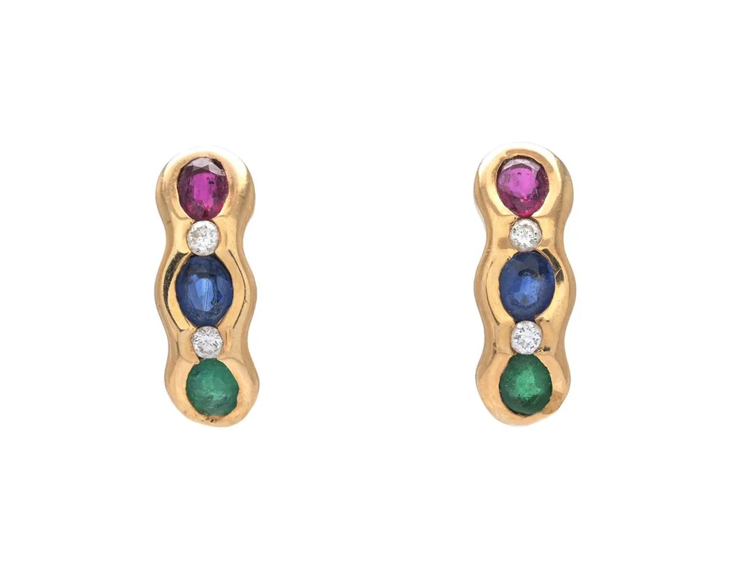 ÖRHÄNGEN, 18K guld, rubiner, smaragder, safirer, 4 briljantslipade diamanter ca 0,10 ctv, ca höjd 15 mm, vikt 4,2 g, stift, en rubin är skadad. — Smycken/Örhängen — Kaplans