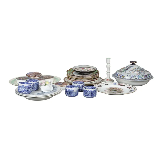 A COLLECTION OF VARIOUS PORCELAIN AND CERAMICS (QTY).