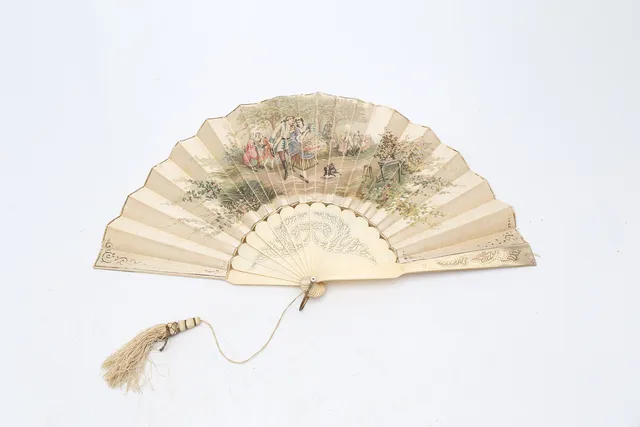 Fan with bone sticks and lithographed silk leaves, early decades of the 20th Century.