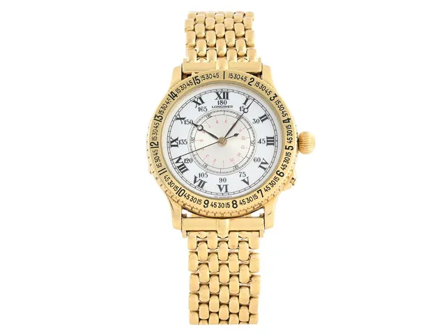 LONGINES, Charles Lindbergh, Replica av "Hour Angle Watch", Cal L989, Serie nr. 58051196, Ref nr. 989.5216, Boett nr. 24763441, herrur, 38 mm, 18K guld, automatisk, mineralglas, emaljurtavla, öppningsbar bakboett med glasad innerboett, originallänk i 18K guld, längd 210 mm, totalvikt 129,67 gram, cert (ej komplett), ca mars 1990.