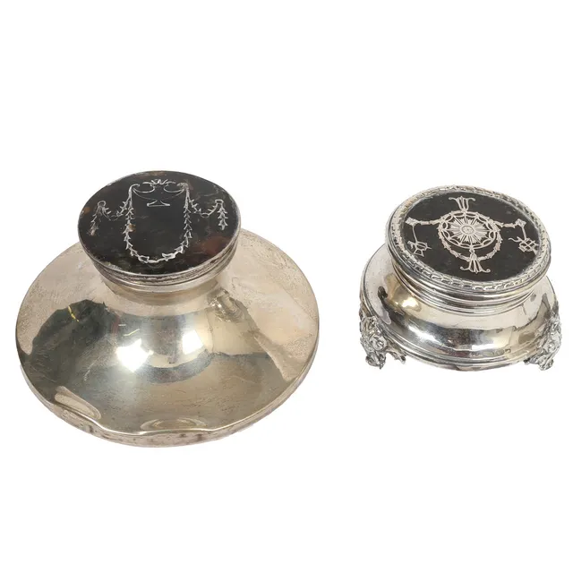 A GEORGE V SILVER AND TORTOISESHELL INKWELL AND A SIMILAR RING BOX (2).