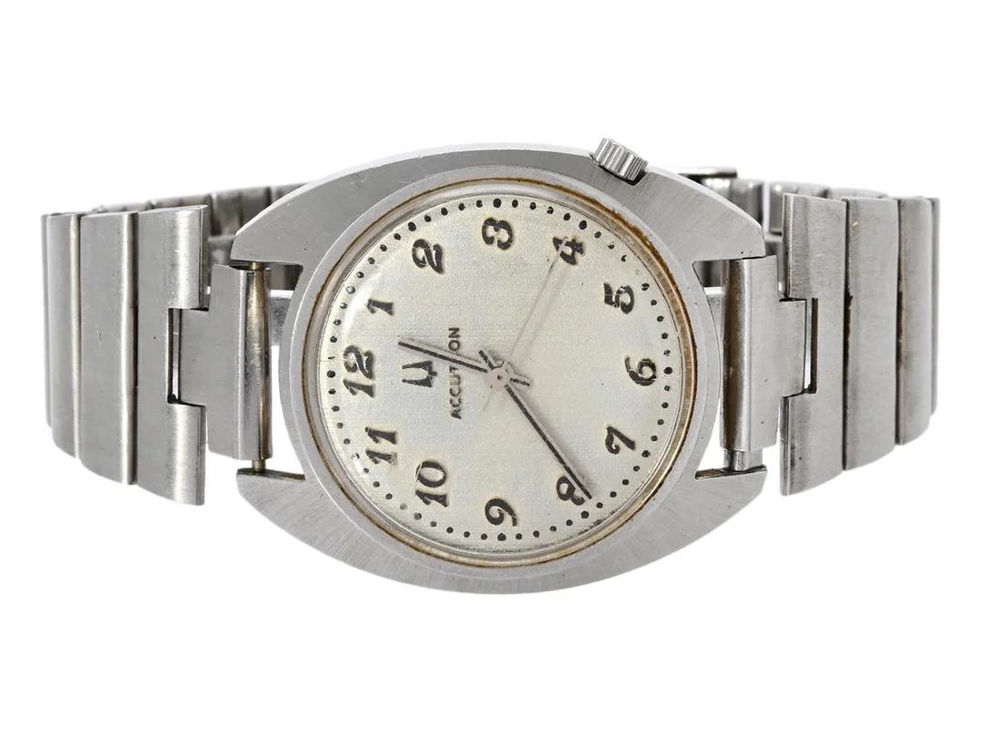 BULOVA, Accutron, Cal 2180, Boett nr. T010652 / T-3304, herrur, 37 mm, stål, stämgaffel, plexiglas, skadad urtavla, ca 1975, metallänk ej original (skadad). — Klockor/Bulova — Kaplans