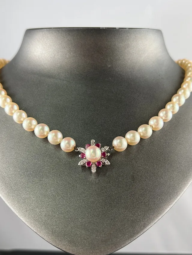 Perlenkette mit Diamant/Rubin-Verschluss.