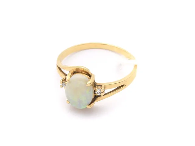 Ring 18K 1,8g Ø16 med opal och diamanter 2xca0,01ct