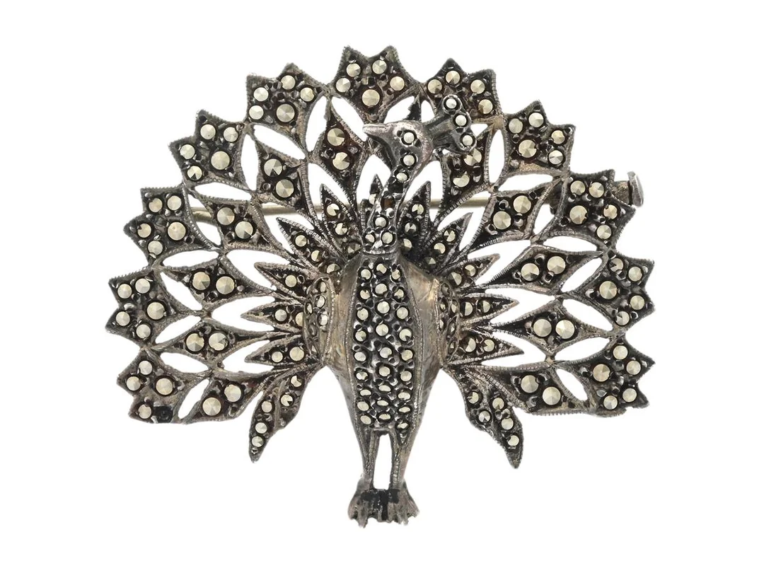 BROSCH, silver, nål i vitmetall, markasiter, påfågel, mått ca 4,5 x 4 cm, vikt 13,5 g. — Smycken/Brosch — Kaplans