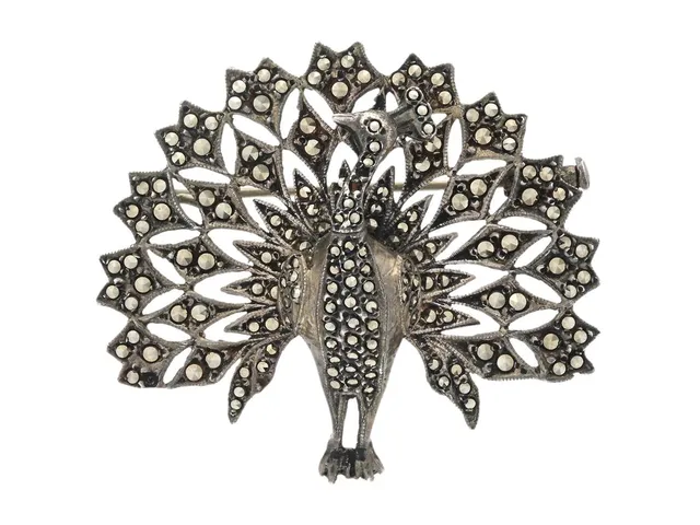 BROSCH, silver, nål i vitmetall, markasiter, påfågel, mått ca 4,5 x 4 cm, vikt 13,5 g.