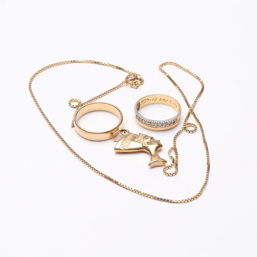 2 st RINGAR, varav en med flera diamanter samt HALSKEDJA med HÄNGE, Guld, 18K, vikt cirka 17,4 gram. — Jewellery — Gomér & Andersson Linköping