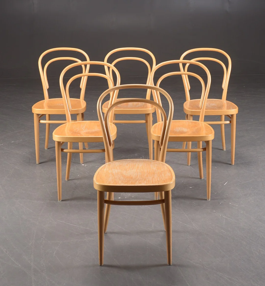 Thonet. Seks stole af formbøjet bøg (6) — Furniture/Chairs — Lauritz