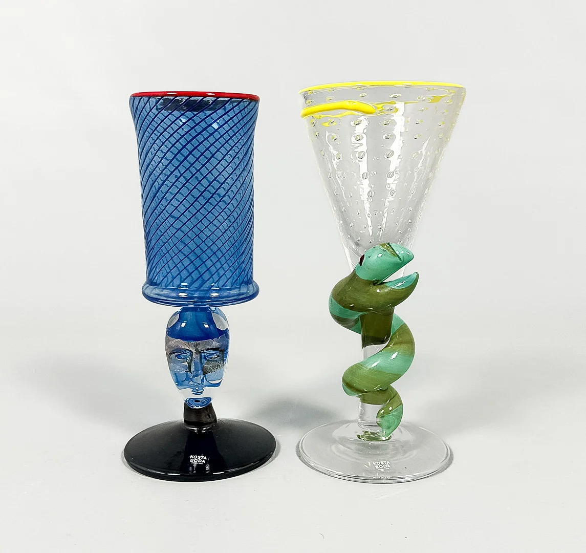 ULRICA HYDMAN-VALLIEN & BERTIL VALLIEN. POKALER, 2 st, "Rendez Vous", signerade, limited edition, Kosta Boda. — Art glass — Auktionshuset STO Bohuslän