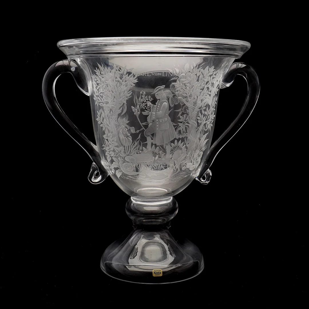 LISA BAUER. PRAKTSKÅL, "CARL VON LINNÉ", KOSTA LIMITED EDITION. — Art glass — Crafoord Auktioner Lund