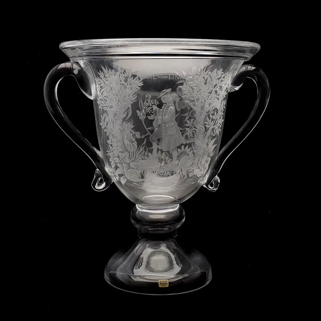 LISA BAUER. PRAKTSKÅL, "CARL VON LINNÉ", KOSTA LIMITED EDITION.