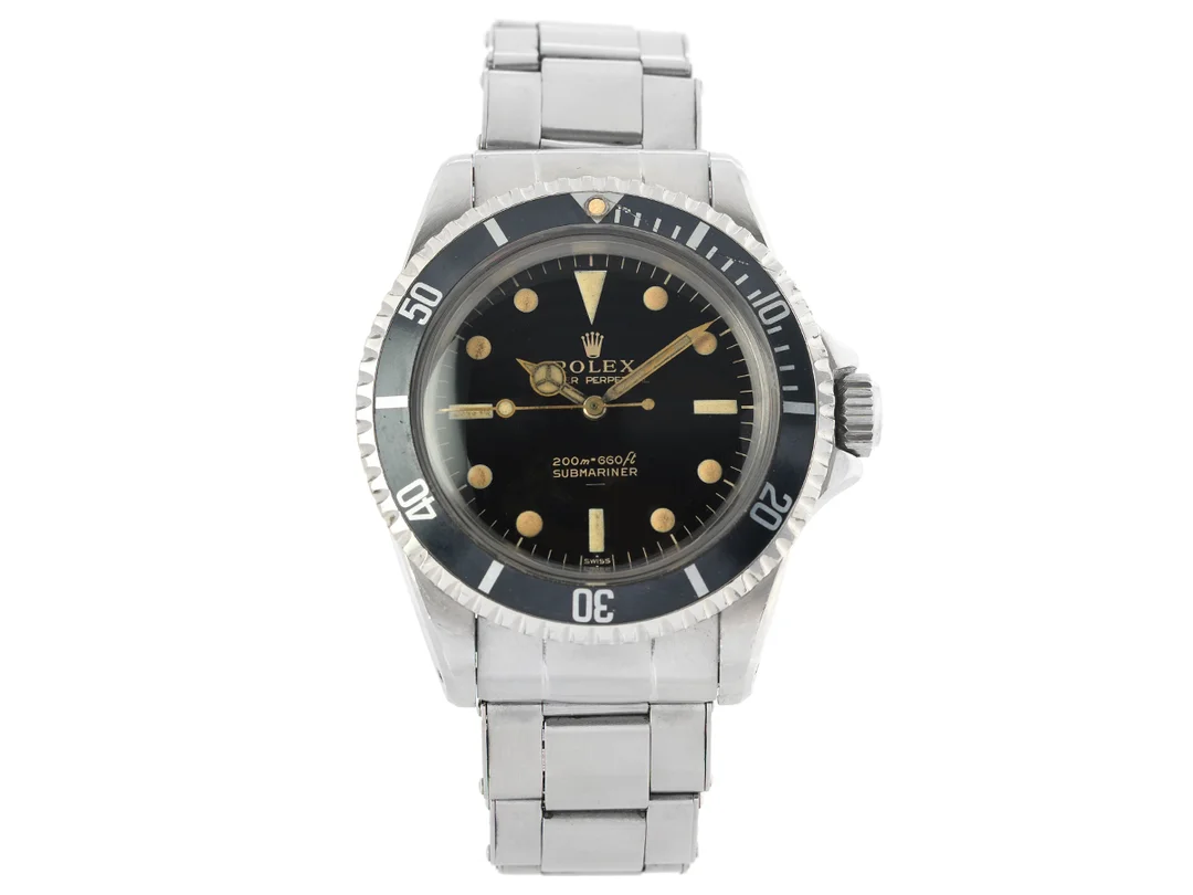 ROLEX, Oyster Perpetual, Submariner (200m=660ft, Swiss-T<25), s.k. ”Underline Dial”, "Gilt - Meter First", Ref nr. 5513, Serie nr. 1061019, Cal 1530, Boett nr. 5513 (III.63), herrur, 39 mm, stål, automatisk, plexiglas, Oysterlänk (Folded, fjädrande, storleksändras ej), viklås, Ref nr. 7206-2.64/80, tillverkad tredje kvartalet 1963. — Klockor/Rolex — Kaplans