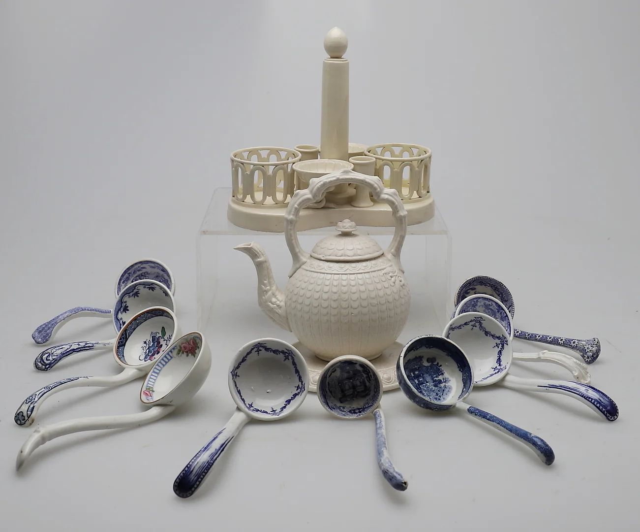 ASSORTED POTTERY TO INCLUDE SAUCE TUREEN LADLES AND COPELAND TEAPOT. — European — Dreweatts Online