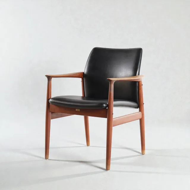 GRETE JALK. Armstol af teak, betrukket med sort skai. Udført hos Glostrup Møbelfabrik. Danmark, 1960'erne.