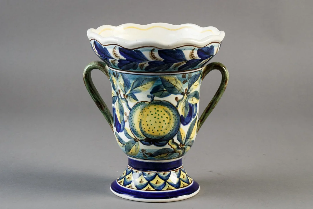 Aluminia, vaseaf fajance med hanke — Glass, porcelain and ceramics/Vases, bowls, dishes — Lauritz