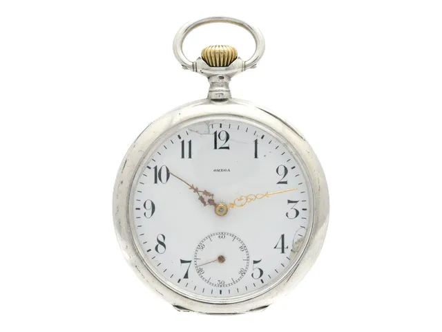 OMEGA, fickur, 51 mm, Serie nr. 4020765, Boett nr. 4871209, silver (800), ankargång, skadad urtavla, defekt, motiv, gravyr, bucklor, ca 1912.